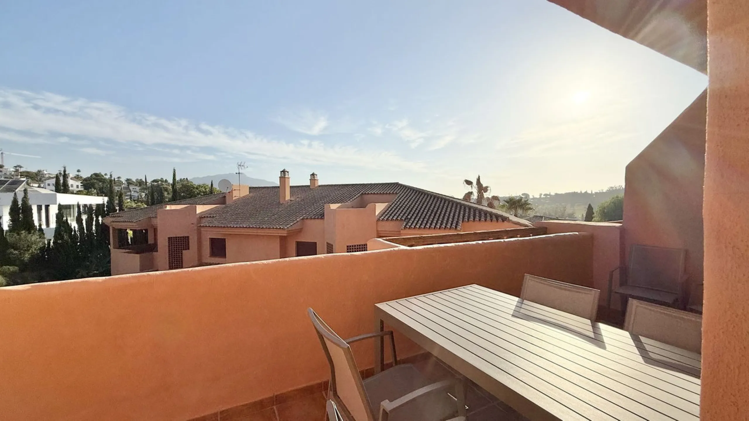This fantastic 2 bed 2 bath apartment is fully furnished and tastefully decorated. A south-east facing private terrace overlooks the El Paraíso golf course, the La Concha mountain, and a communal swimming pool.