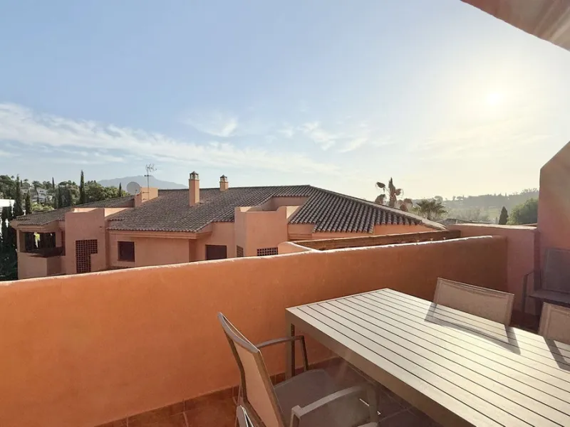 This fantastic 2 bed 2 bath apartment is fully furnished and tastefully decorated. A south-east facing private terrace overlooks the El Paraíso golf course, the La Concha mountain, and a communal swimming pool.