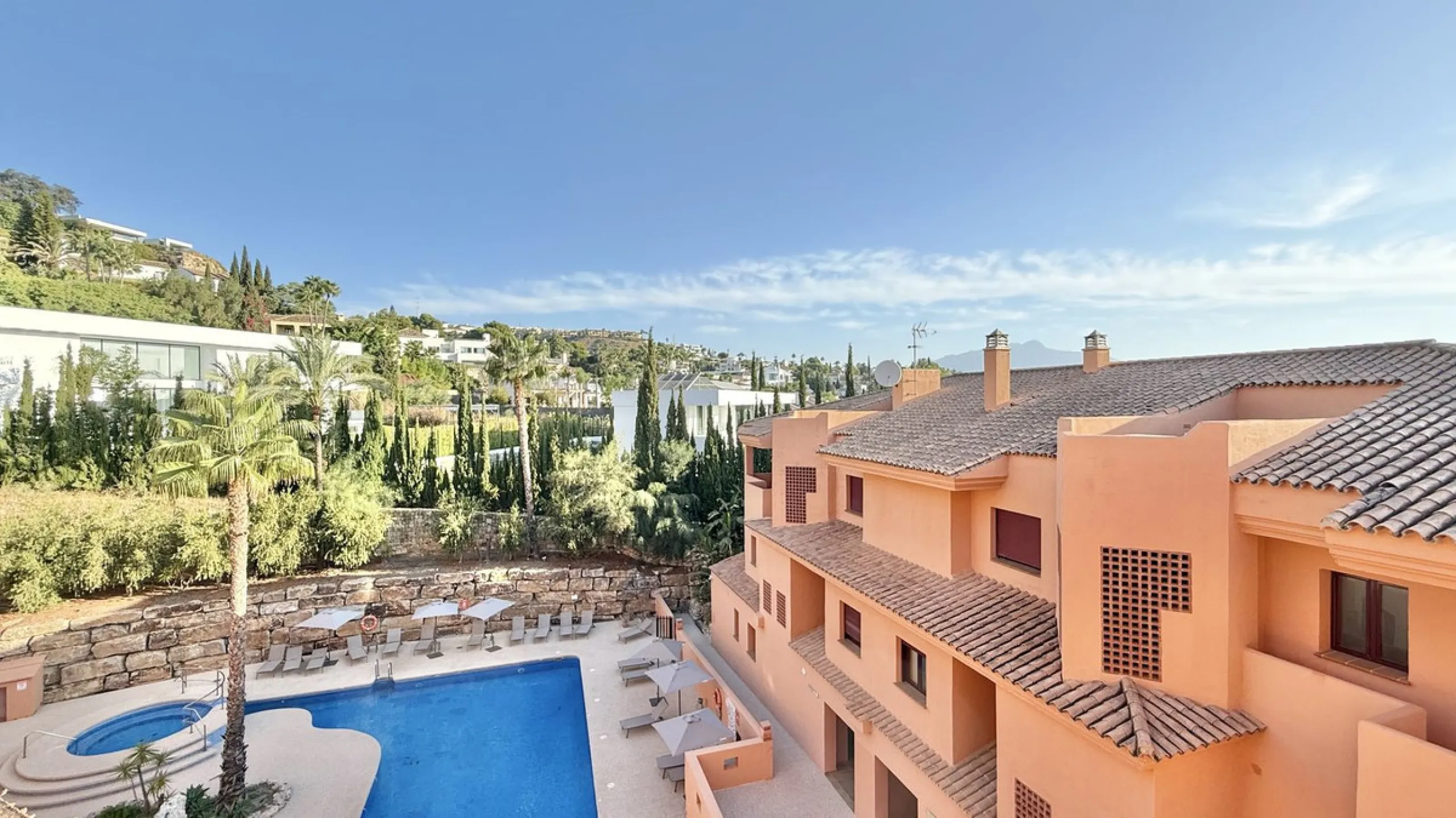 This fantastic 2 bed 2 bath apartment is fully furnished and tastefully decorated. A south-east facing private terrace overlooks the El Paraíso golf course, the La Concha mountain, and a communal swimming pool.