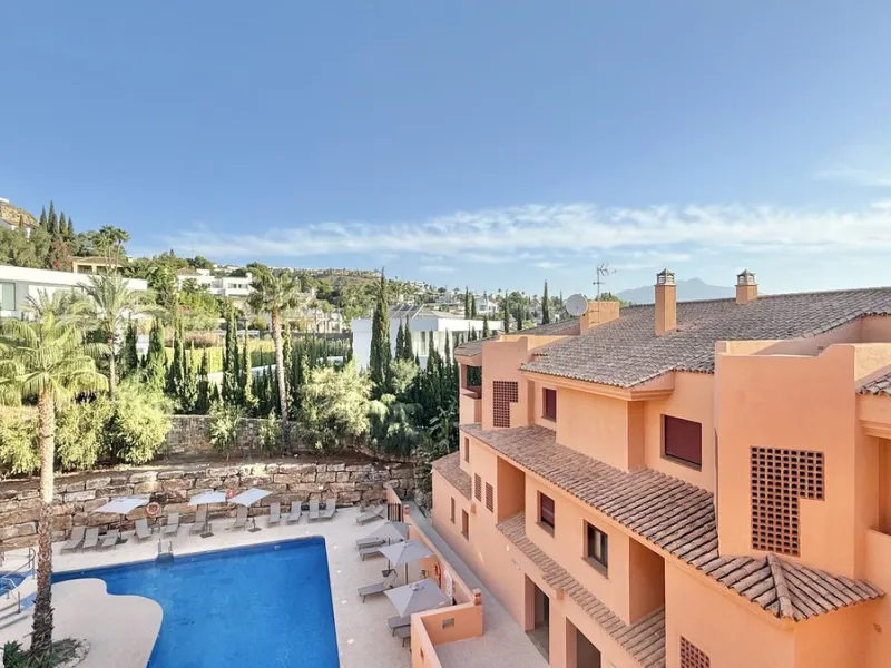 This fantastic 2 bed 2 bath apartment is fully furnished and tastefully decorated. A south-east facing private terrace overlooks the El Paraíso golf course, the La Concha mountain, and a communal swimming pool.