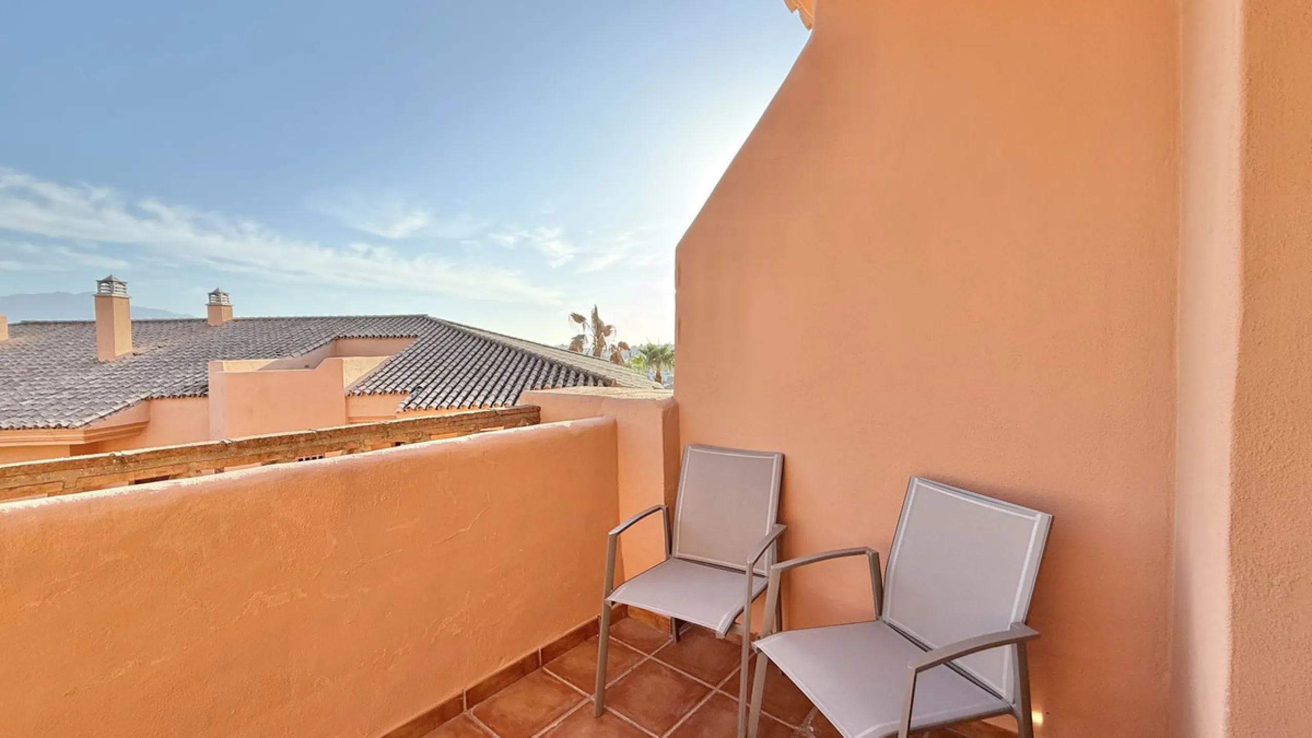 This fantastic 2 bed 2 bath apartment is fully furnished and tastefully decorated. A south-east facing private terrace overlooks the El Paraíso golf course, the La Concha mountain, and a communal swimming pool.