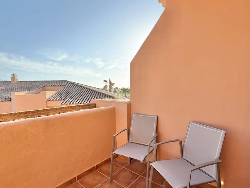 This fantastic 2 bed 2 bath apartment is fully furnished and tastefully decorated. A south-east facing private terrace overlooks the El Paraíso golf course, the La Concha mountain, and a communal swimming pool.