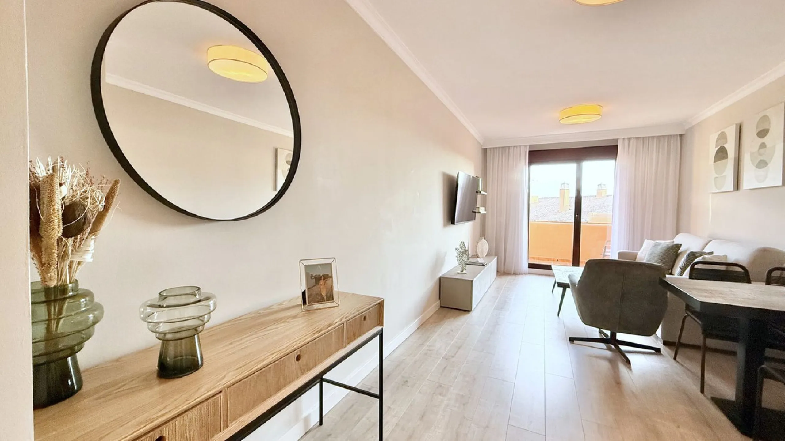 This fantastic 2 bed 2 bath apartment is fully furnished and tastefully decorated. A south-east facing private terrace overlooks the El Paraíso golf course, the La Concha mountain, and a communal swimming pool.