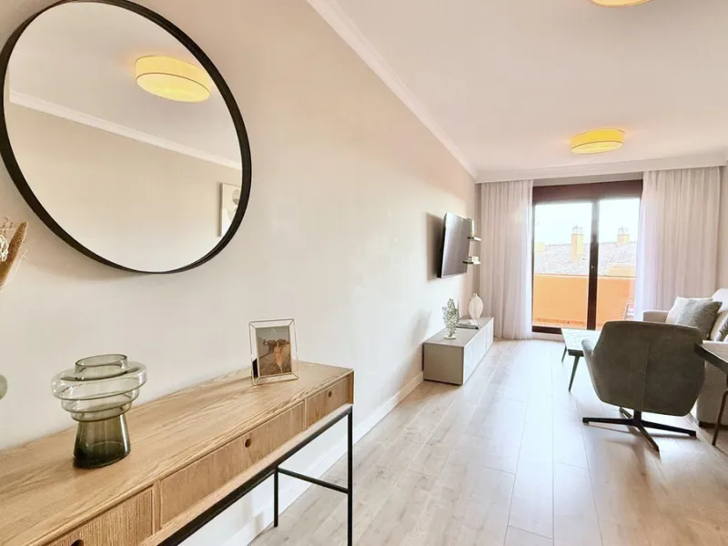 This fantastic 2 bed 2 bath apartment is fully furnished and tastefully decorated. A south-east facing private terrace overlooks the El Paraíso golf course, the La Concha mountain, and a communal swimming pool.