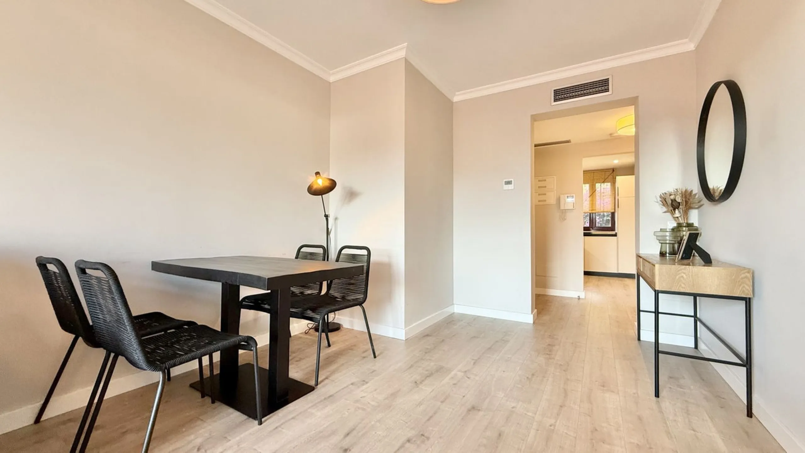 This fantastic 2 bed 2 bath apartment is fully furnished and tastefully decorated. A south-east facing private terrace overlooks the El Paraíso golf course, the La Concha mountain, and a communal swimming pool.
