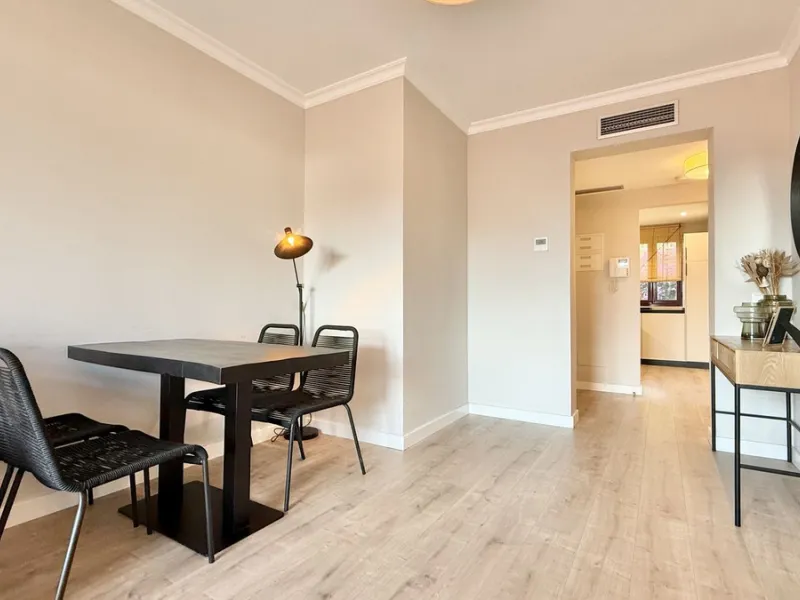 This fantastic 2 bed 2 bath apartment is fully furnished and tastefully decorated. A south-east facing private terrace overlooks the El Paraíso golf course, the La Concha mountain, and a communal swimming pool.