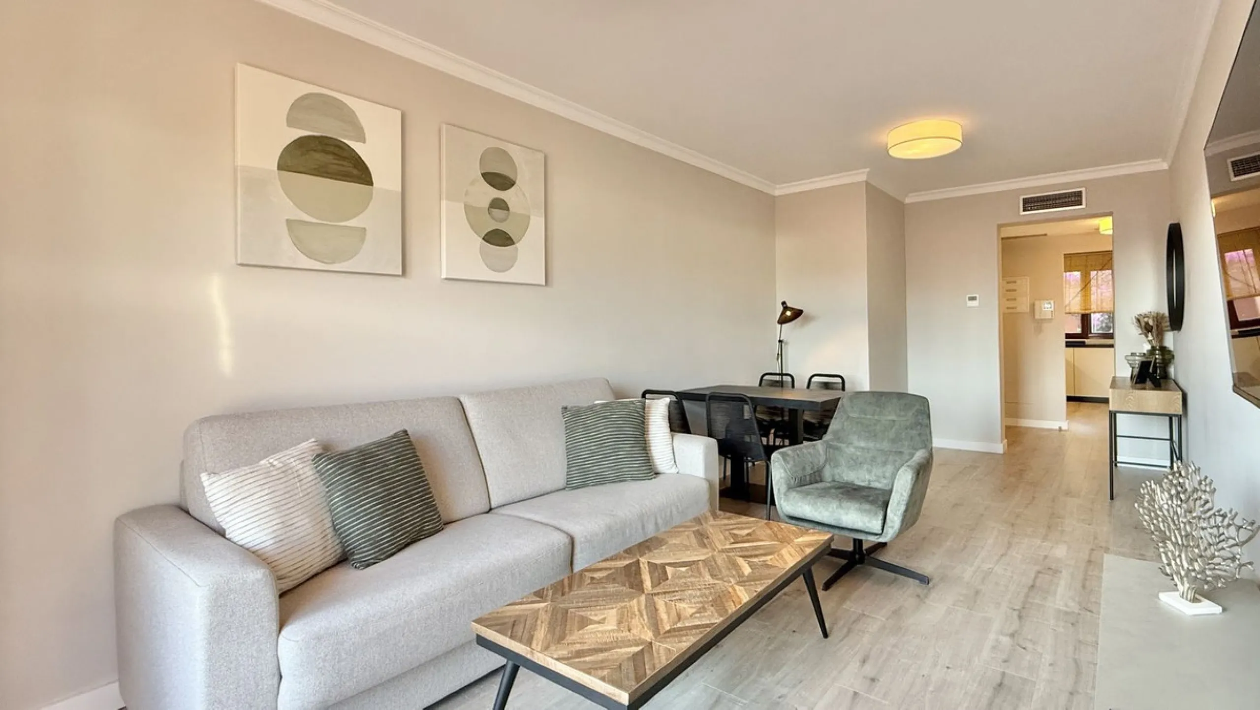 This fantastic 2 bed 2 bath apartment is fully furnished and tastefully decorated. A south-east facing private terrace overlooks the El Paraíso golf course, the La Concha mountain, and a communal swimming pool.