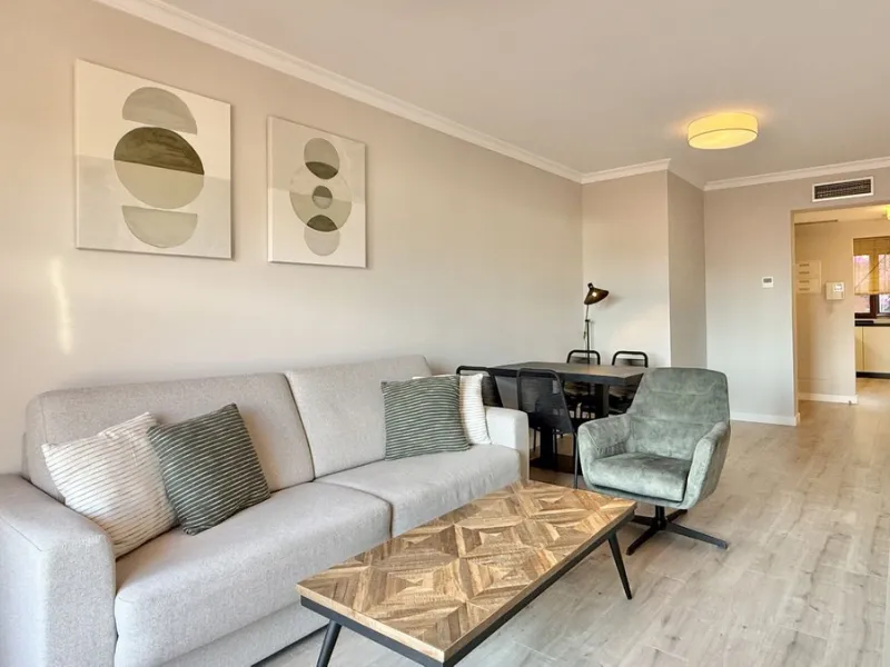 This fantastic 2 bed 2 bath apartment is fully furnished and tastefully decorated. A south-east facing private terrace overlooks the El Paraíso golf course, the La Concha mountain, and a communal swimming pool.