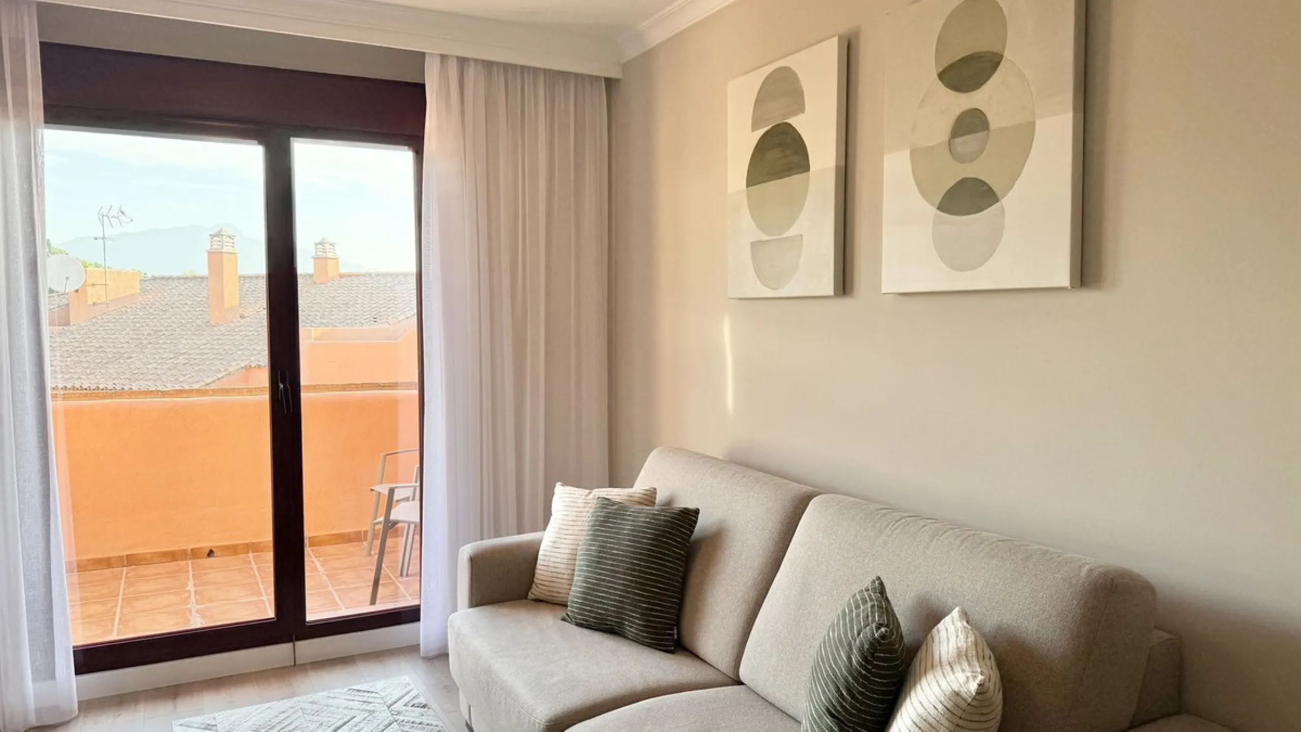 This fantastic 2 bed 2 bath apartment is fully furnished and tastefully decorated. A south-east facing private terrace overlooks the El Paraíso golf course, the La Concha mountain, and a communal swimming pool.