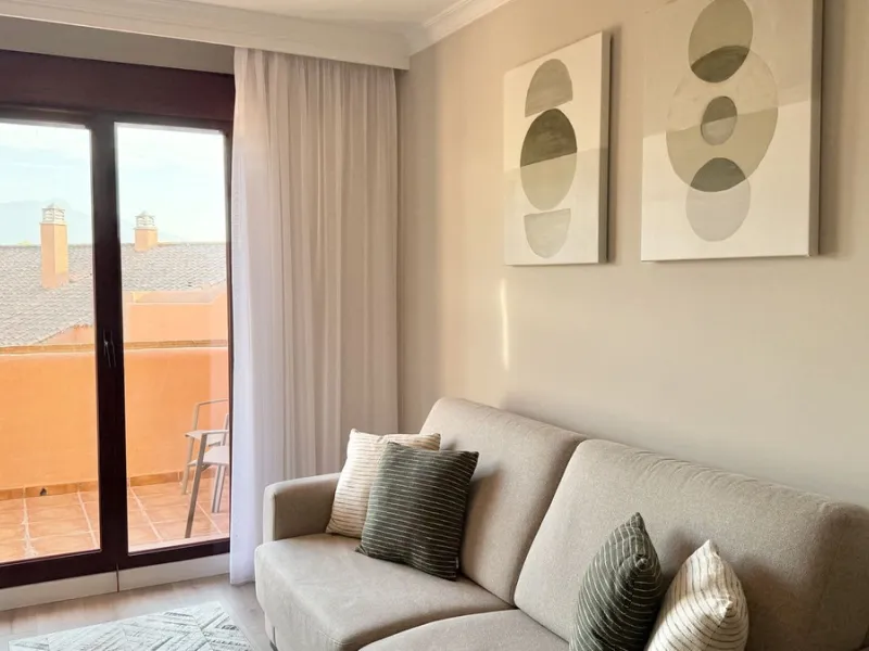 This fantastic 2 bed 2 bath apartment is fully furnished and tastefully decorated. A south-east facing private terrace overlooks the El Paraíso golf course, the La Concha mountain, and a communal swimming pool.