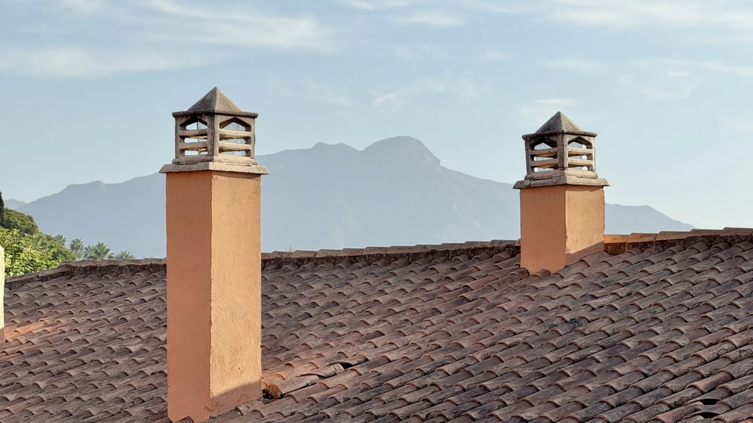 This fantastic 2 bed 2 bath apartment is fully furnished and tastefully decorated. A south-east facing private terrace overlooks the El Paraíso golf course, the La Concha mountain, and a communal swimming pool.