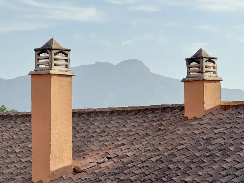 This fantastic 2 bed 2 bath apartment is fully furnished and tastefully decorated. A south-east facing private terrace overlooks the El Paraíso golf course, the La Concha mountain, and a communal swimming pool.