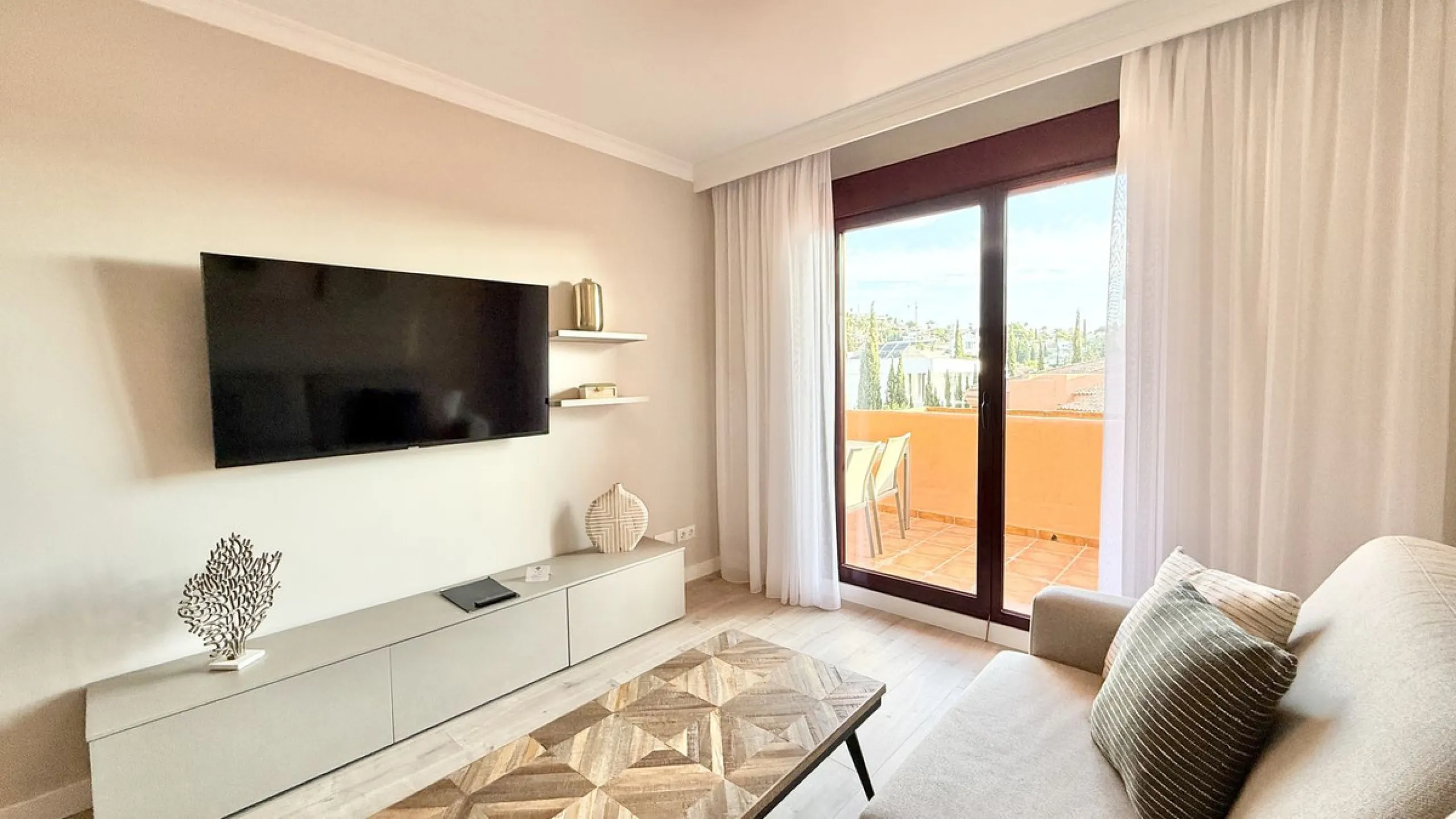 This fantastic 2 bed 2 bath apartment is fully furnished and tastefully decorated. A south-east facing private terrace overlooks the El Paraíso golf course, the La Concha mountain, and a communal swimming pool.