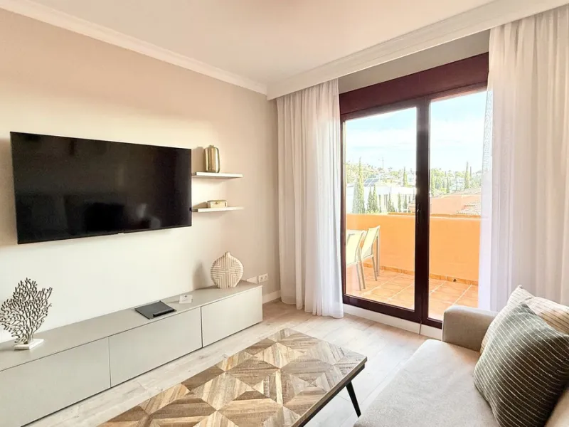 This fantastic 2 bed 2 bath apartment is fully furnished and tastefully decorated. A south-east facing private terrace overlooks the El Paraíso golf course, the La Concha mountain, and a communal swimming pool.