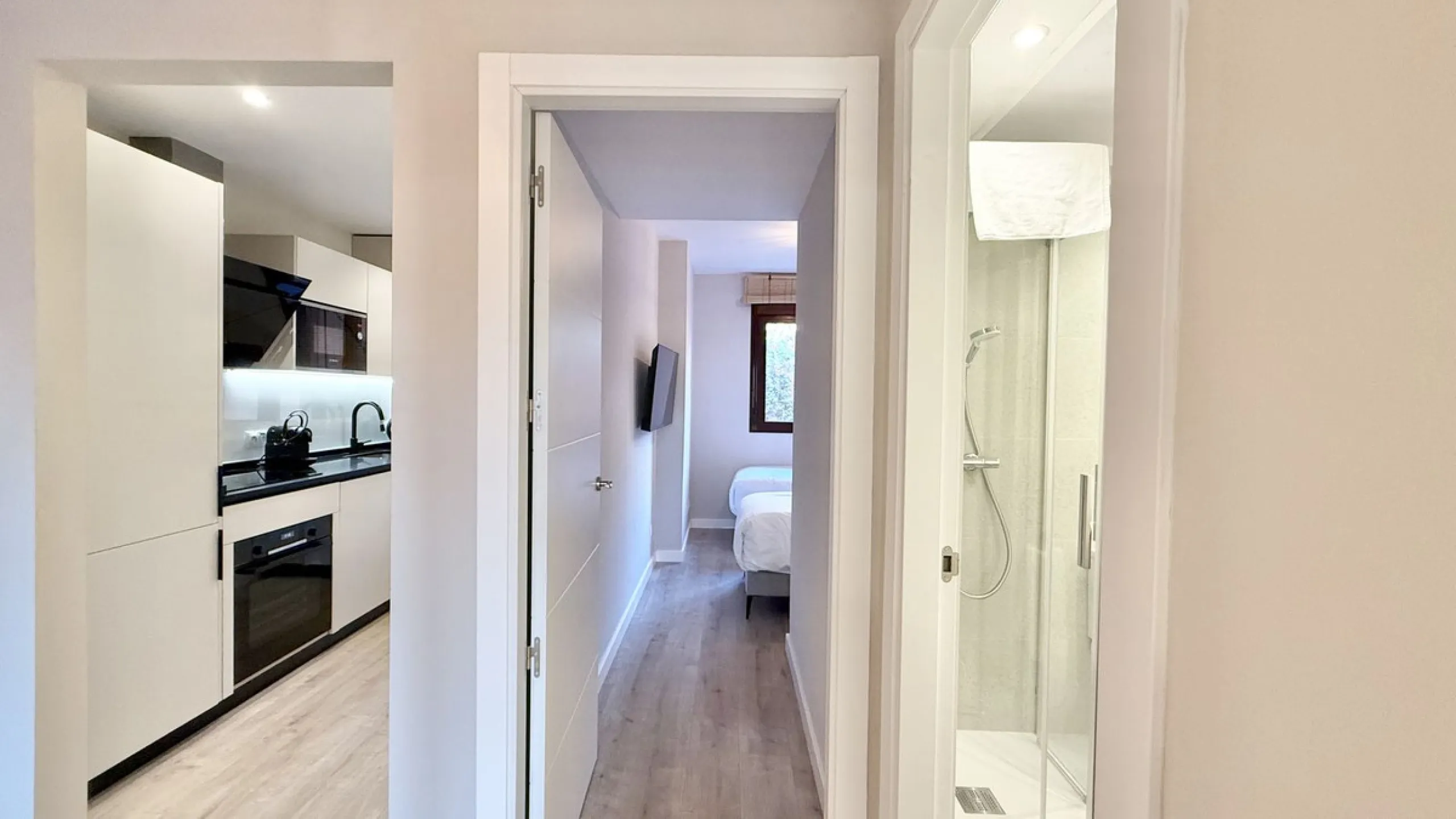 This fantastic 2 bed 2 bath apartment is fully furnished and tastefully decorated. A south-east facing private terrace overlooks the El Paraíso golf course, the La Concha mountain, and a communal swimming pool.