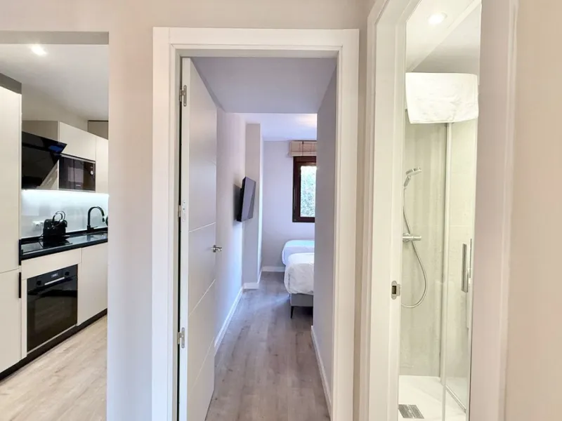 This fantastic 2 bed 2 bath apartment is fully furnished and tastefully decorated. A south-east facing private terrace overlooks the El Paraíso golf course, the La Concha mountain, and a communal swimming pool.