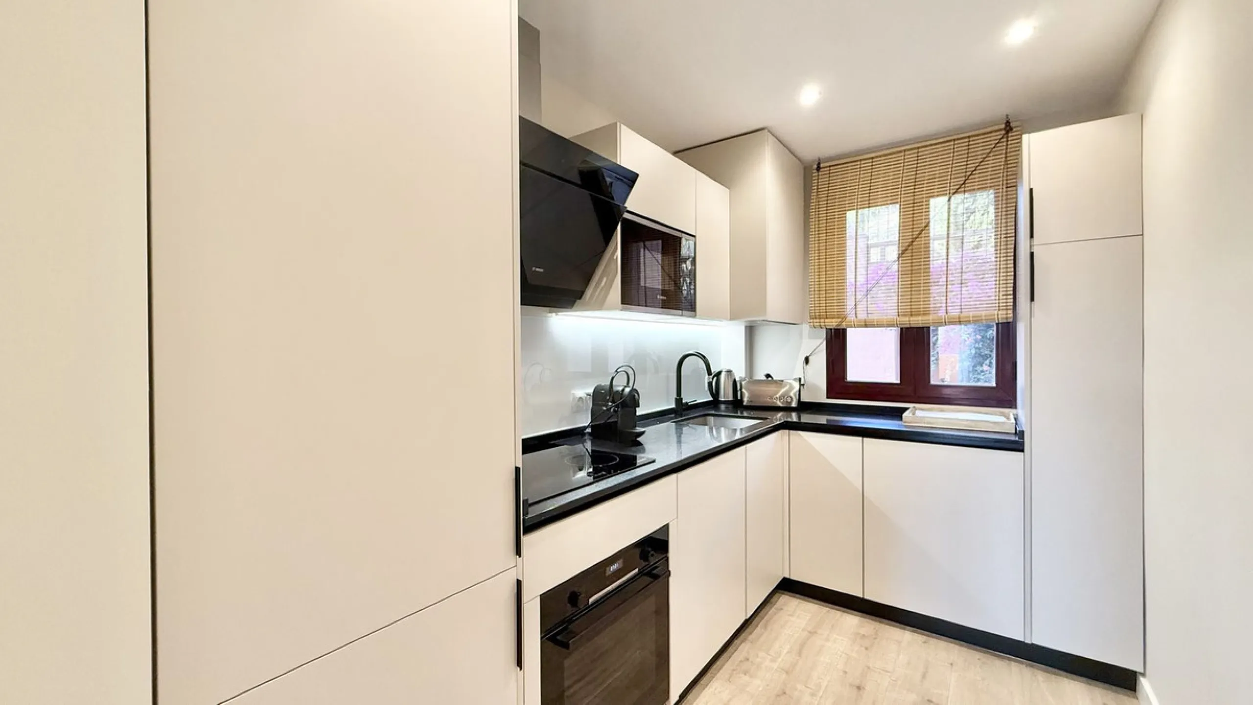 This fantastic 2 bed 2 bath apartment is fully furnished and tastefully decorated. A south-east facing private terrace overlooks the El Paraíso golf course, the La Concha mountain, and a communal swimming pool.