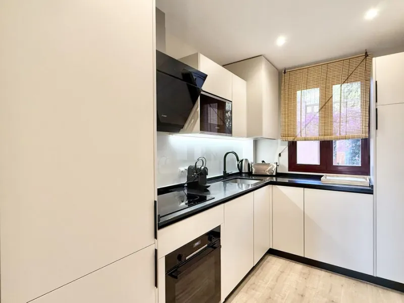 This fantastic 2 bed 2 bath apartment is fully furnished and tastefully decorated. A south-east facing private terrace overlooks the El Paraíso golf course, the La Concha mountain, and a communal swimming pool.