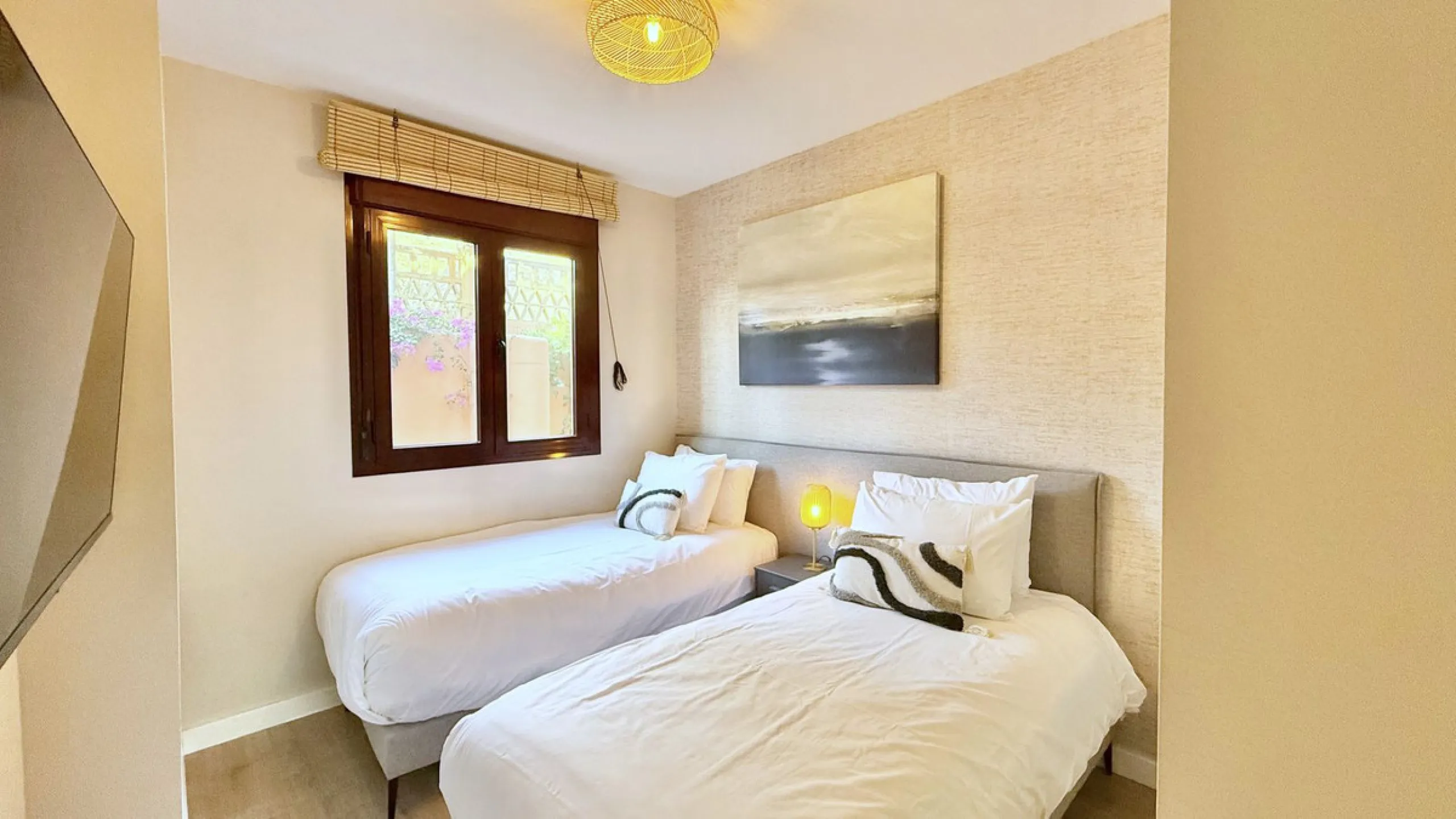 This fantastic 2 bed 2 bath apartment is fully furnished and tastefully decorated. A south-east facing private terrace overlooks the El Paraíso golf course, the La Concha mountain, and a communal swimming pool.