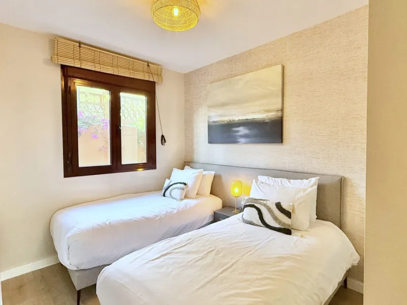 This fantastic 2 bed 2 bath apartment is fully furnished and tastefully decorated. A south-east facing private terrace overlooks the El Paraíso golf course, the La Concha mountain, and a communal swimming pool.