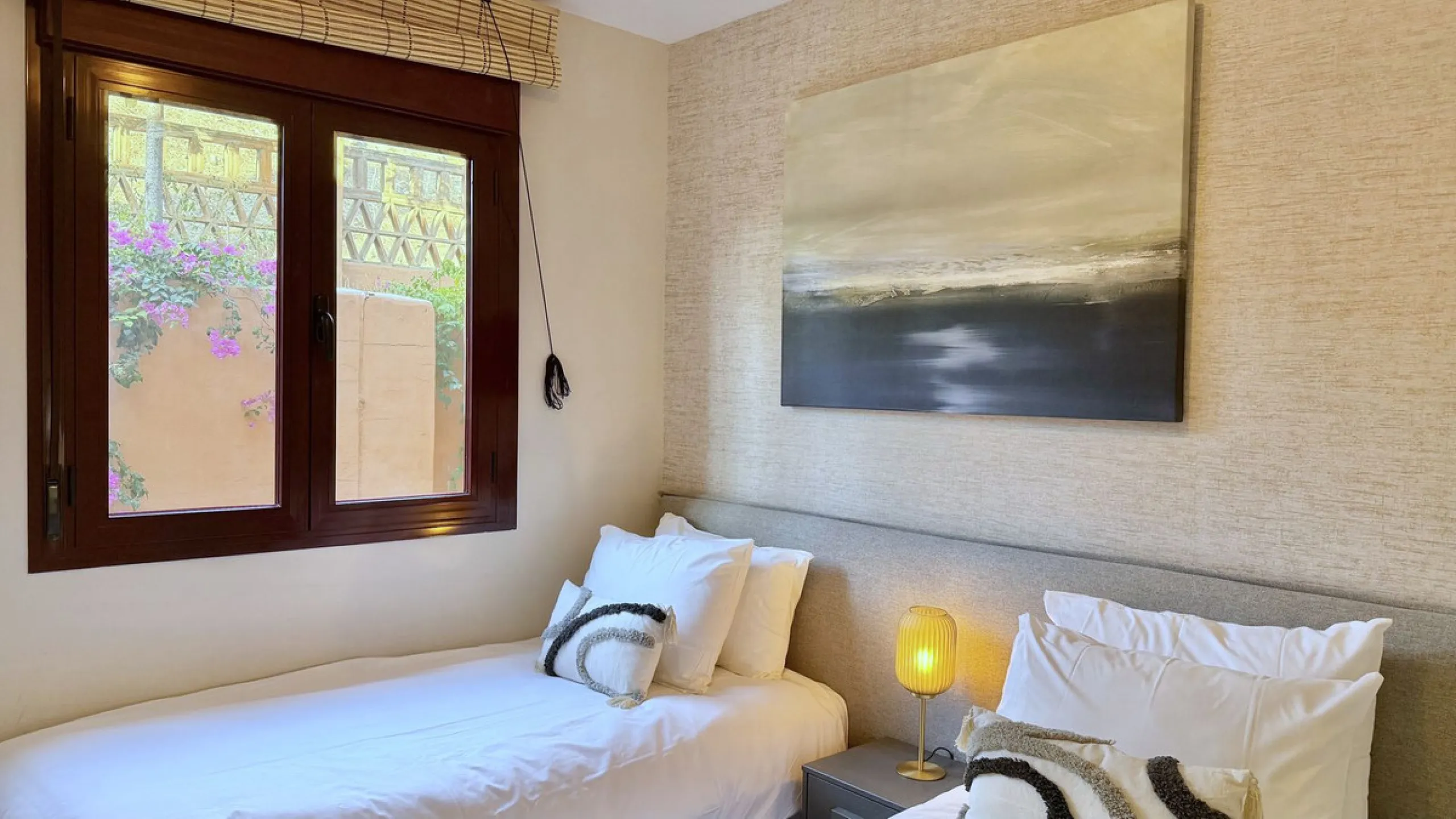 This fantastic 2 bed 2 bath apartment is fully furnished and tastefully decorated. A south-east facing private terrace overlooks the El Paraíso golf course, the La Concha mountain, and a communal swimming pool.