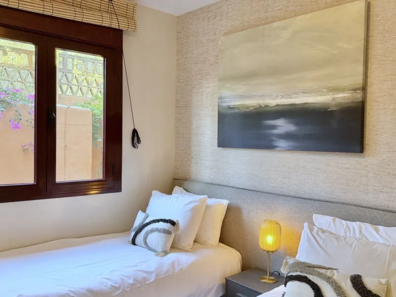 This fantastic 2 bed 2 bath apartment is fully furnished and tastefully decorated. A south-east facing private terrace overlooks the El Paraíso golf course, the La Concha mountain, and a communal swimming pool.