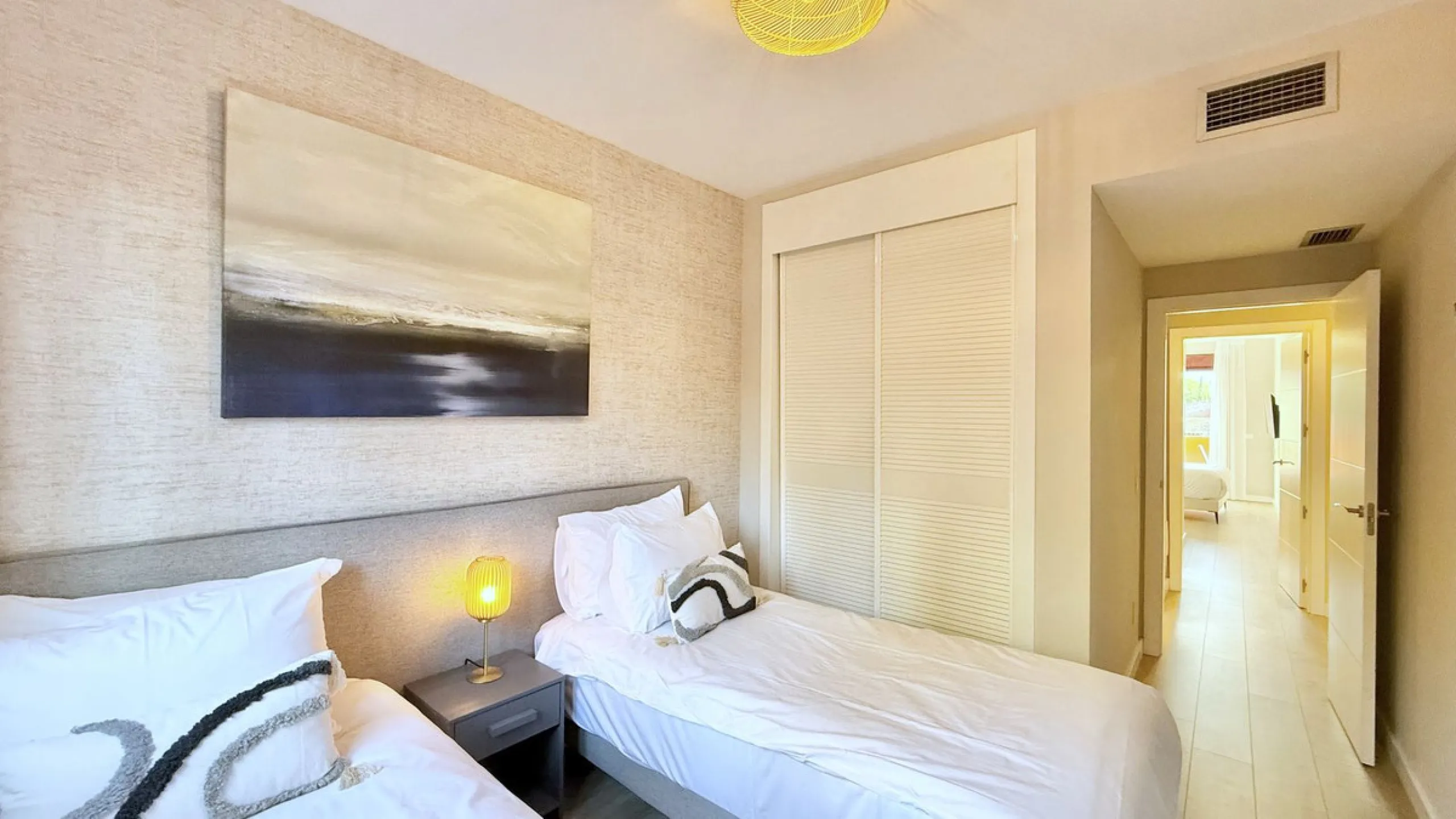 This fantastic 2 bed 2 bath apartment is fully furnished and tastefully decorated. A south-east facing private terrace overlooks the El Paraíso golf course, the La Concha mountain, and a communal swimming pool.
