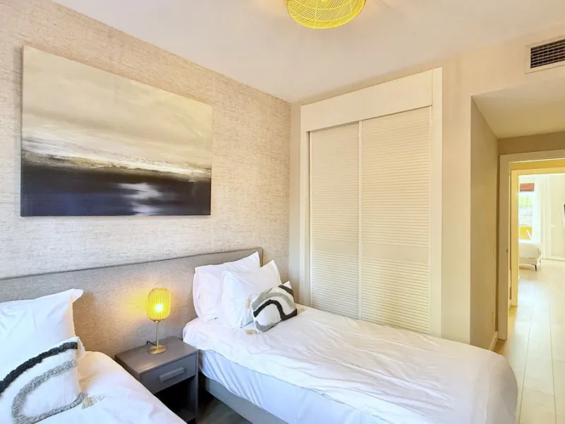 This fantastic 2 bed 2 bath apartment is fully furnished and tastefully decorated. A south-east facing private terrace overlooks the El Paraíso golf course, the La Concha mountain, and a communal swimming pool.