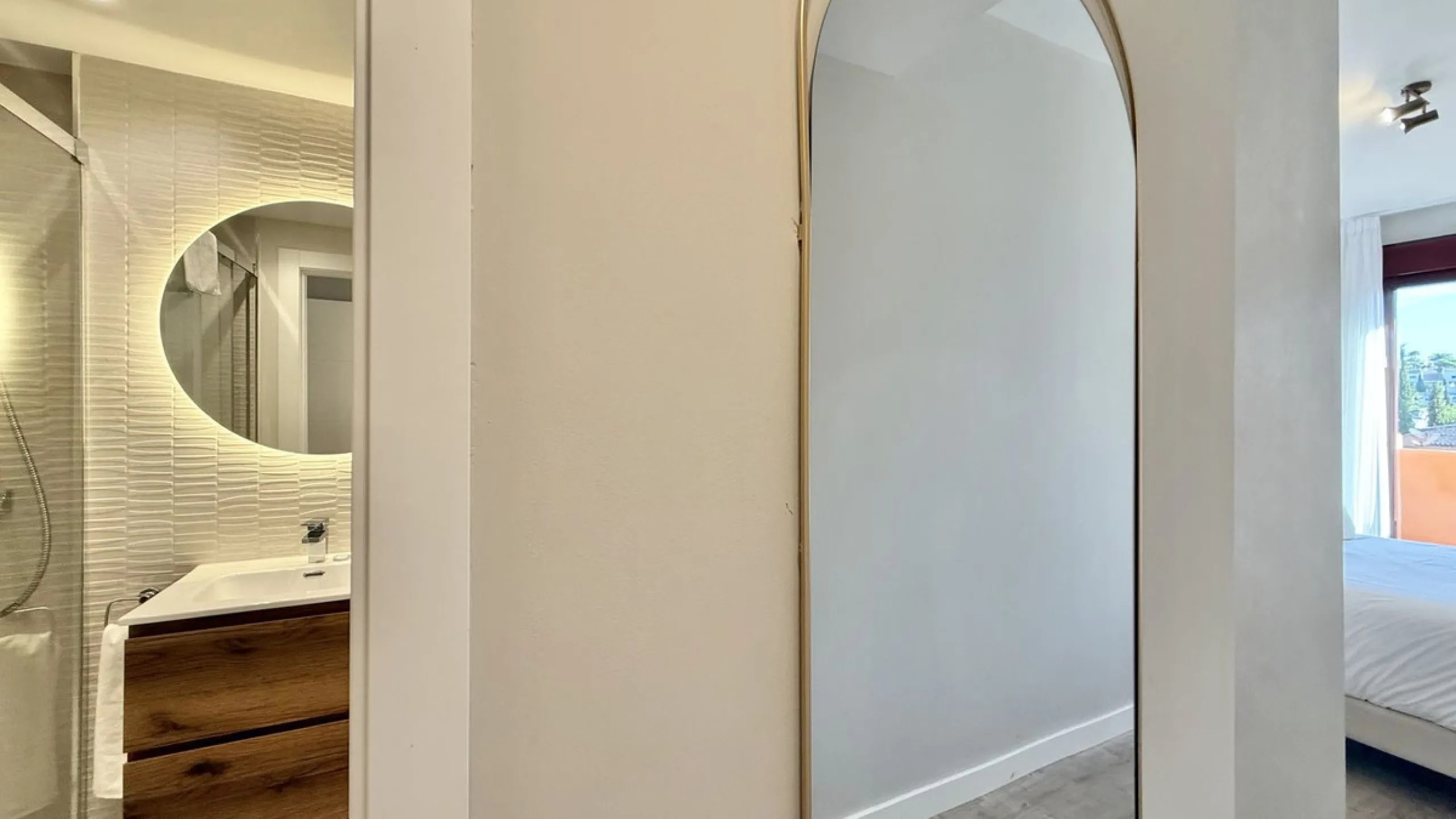 This fantastic 2 bed 2 bath apartment is fully furnished and tastefully decorated. A south-east facing private terrace overlooks the El Paraíso golf course, the La Concha mountain, and a communal swimming pool.