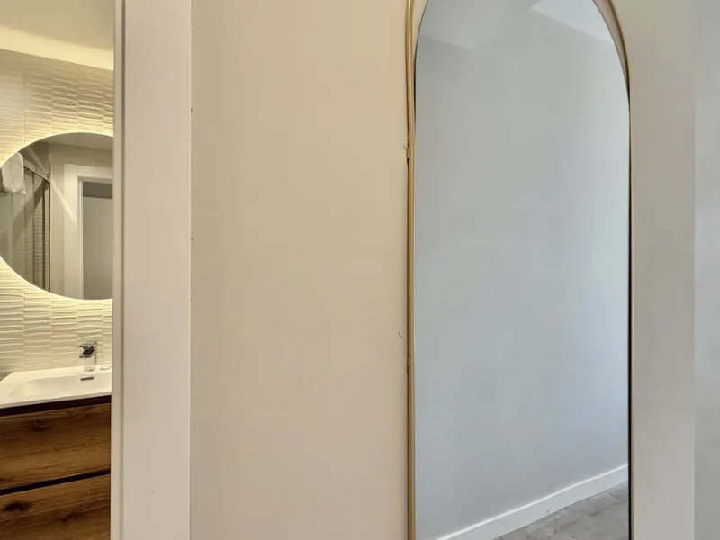 This fantastic 2 bed 2 bath apartment is fully furnished and tastefully decorated. A south-east facing private terrace overlooks the El Paraíso golf course, the La Concha mountain, and a communal swimming pool.