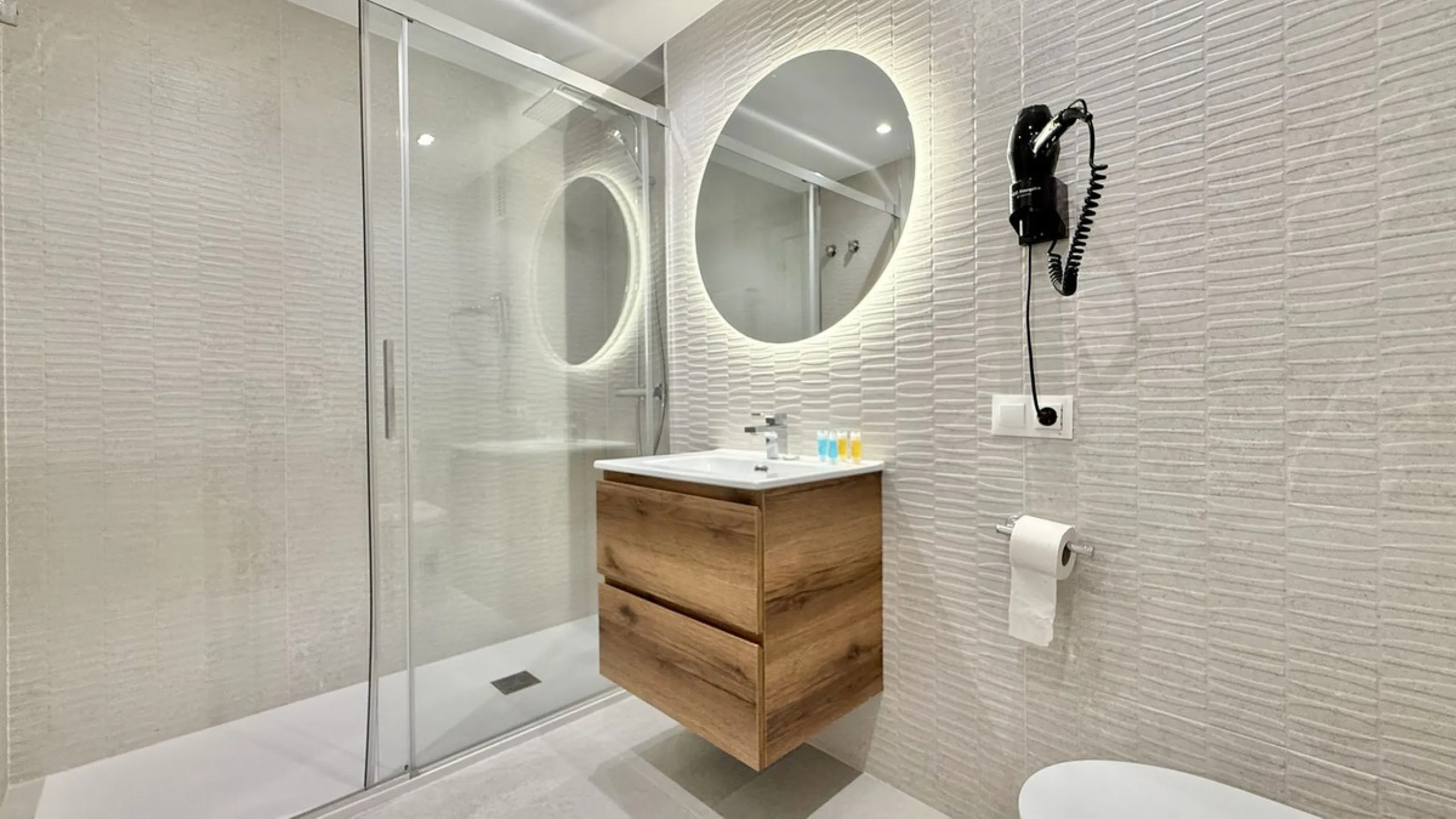 This fantastic 2 bed 2 bath apartment is fully furnished and tastefully decorated. A south-east facing private terrace overlooks the El Paraíso golf course, the La Concha mountain, and a communal swimming pool.