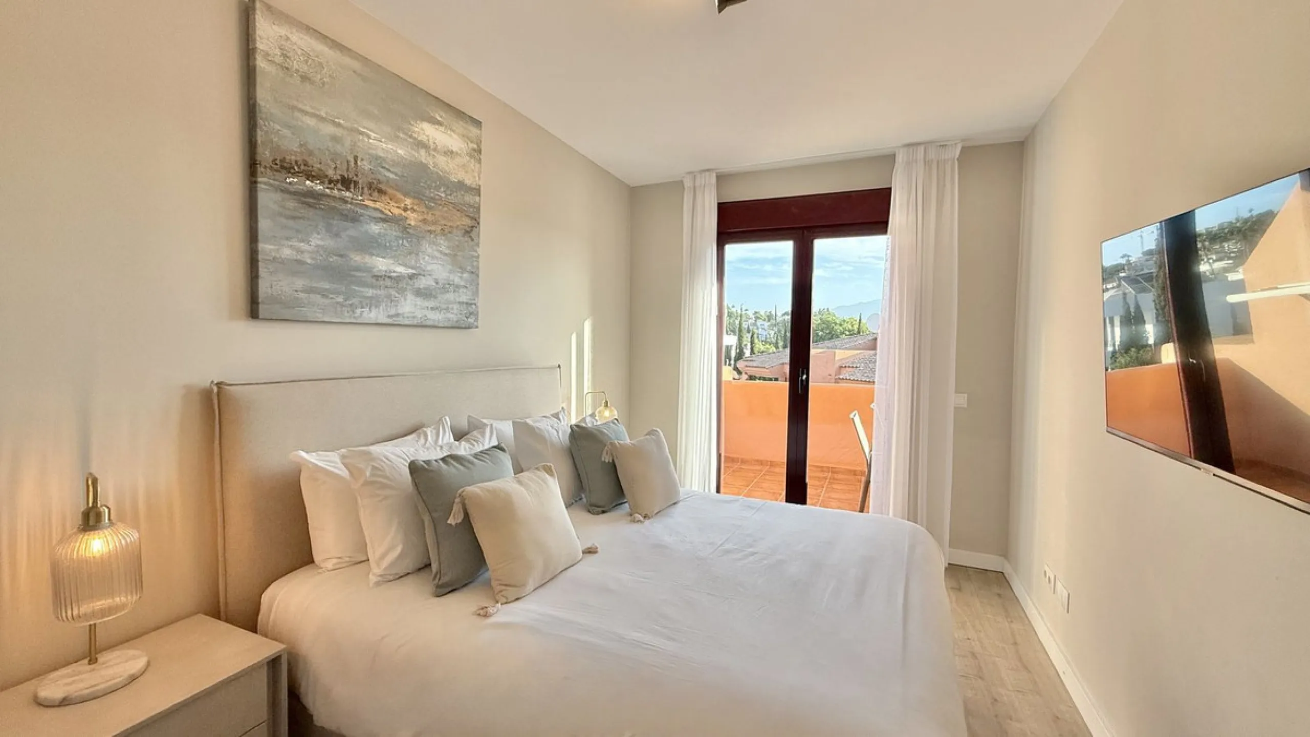 This fantastic 2 bed 2 bath apartment is fully furnished and tastefully decorated. A south-east facing private terrace overlooks the El Paraíso golf course, the La Concha mountain, and a communal swimming pool.