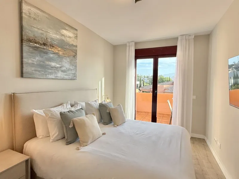 This fantastic 2 bed 2 bath apartment is fully furnished and tastefully decorated. A south-east facing private terrace overlooks the El Paraíso golf course, the La Concha mountain, and a communal swimming pool.