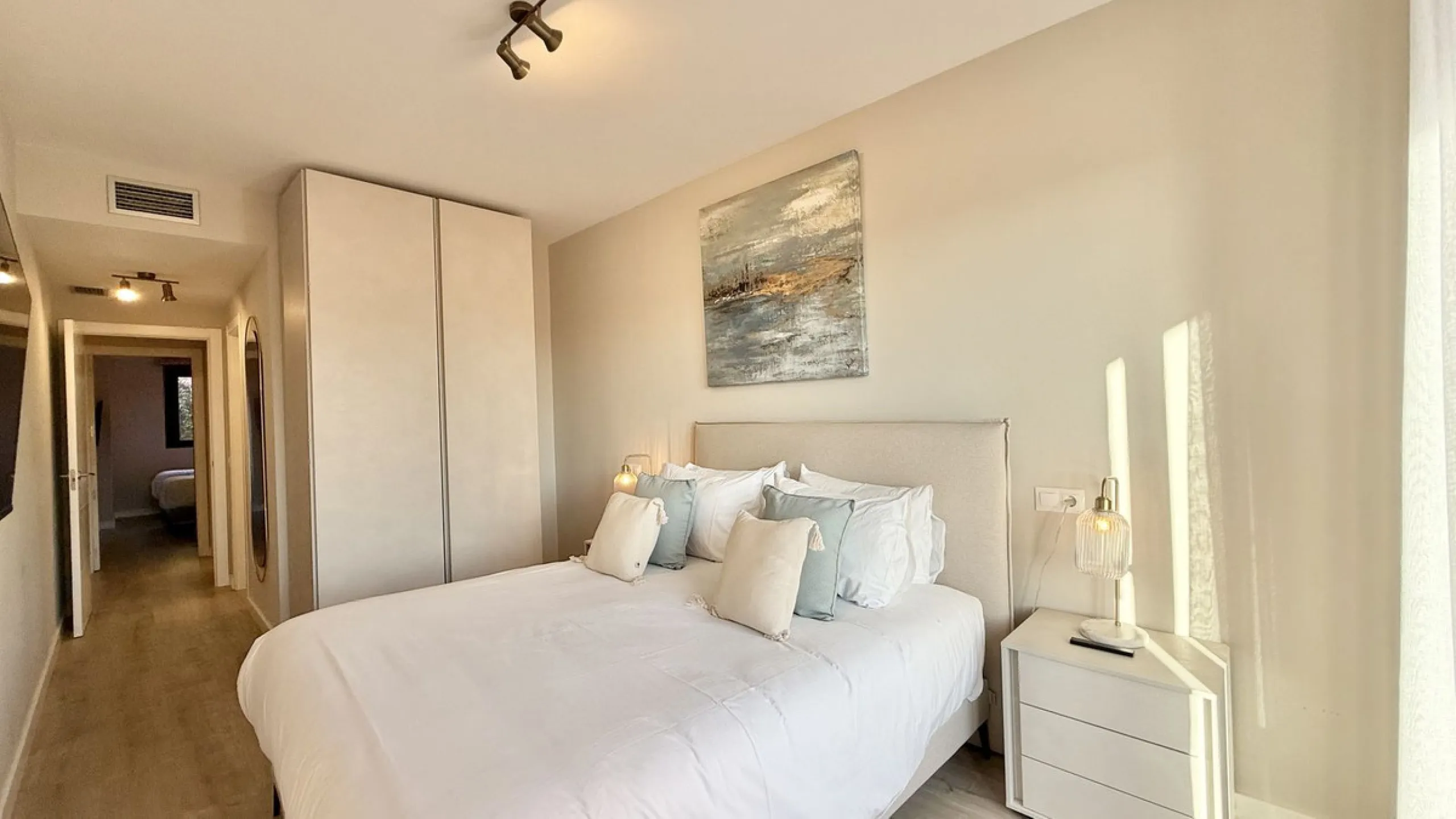 This fantastic 2 bed 2 bath apartment is fully furnished and tastefully decorated. A south-east facing private terrace overlooks the El Paraíso golf course, the La Concha mountain, and a communal swimming pool.