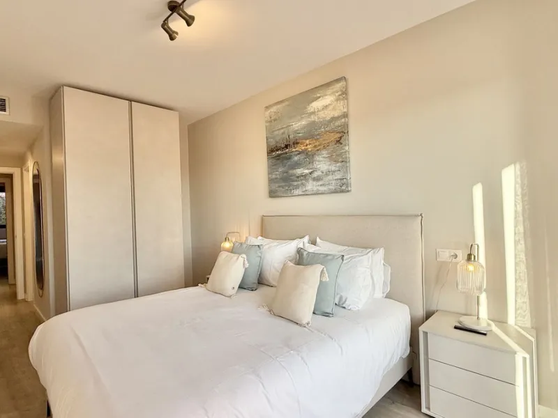 This fantastic 2 bed 2 bath apartment is fully furnished and tastefully decorated. A south-east facing private terrace overlooks the El Paraíso golf course, the La Concha mountain, and a communal swimming pool.