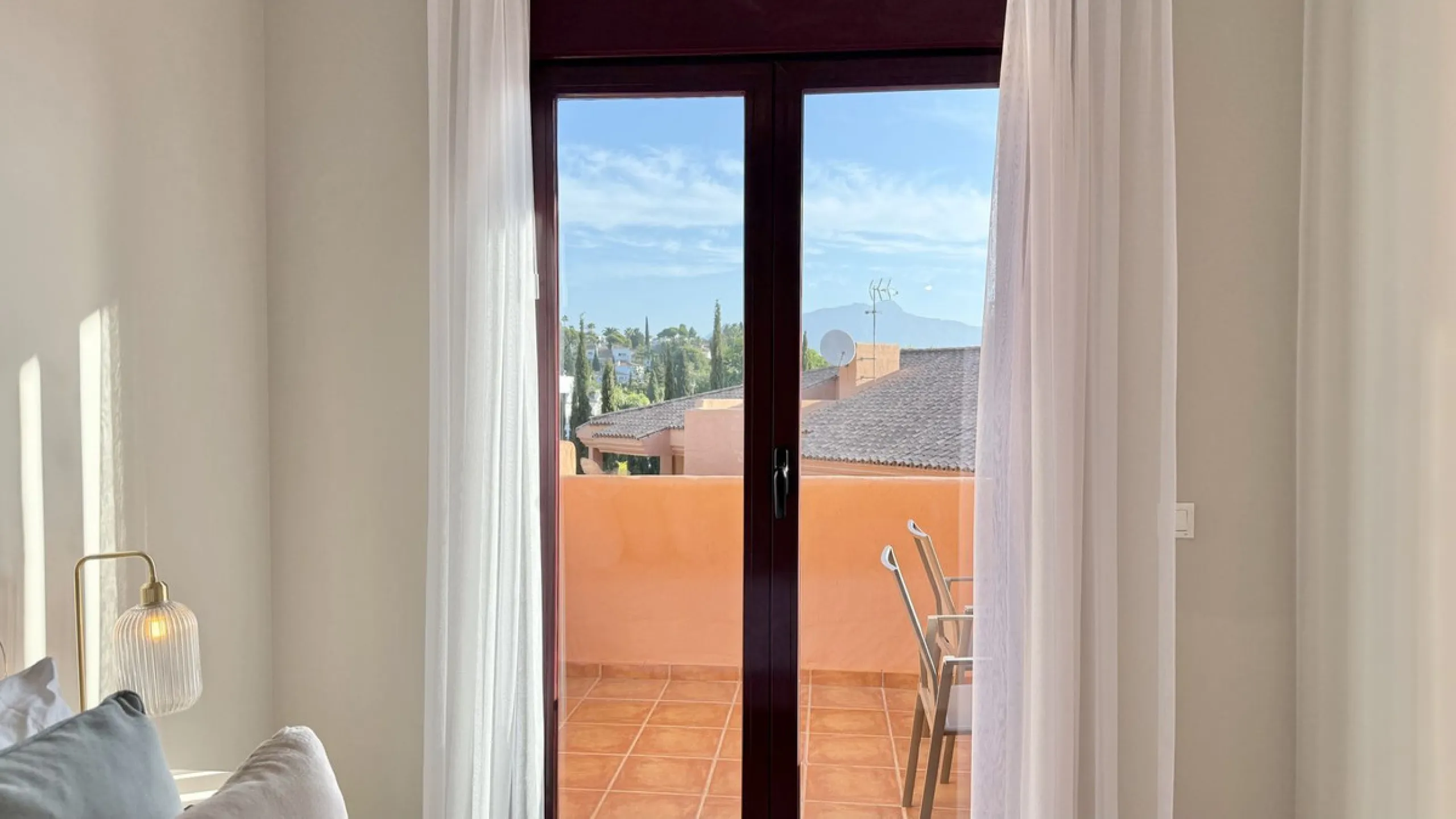 This fantastic 2 bed 2 bath apartment is fully furnished and tastefully decorated. A south-east facing private terrace overlooks the El Paraíso golf course, the La Concha mountain, and a communal swimming pool.