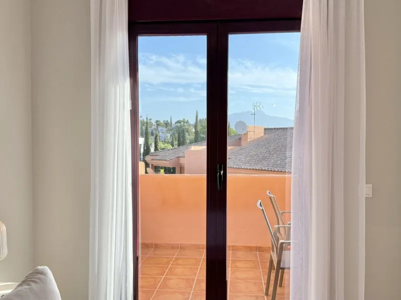 This fantastic 2 bed 2 bath apartment is fully furnished and tastefully decorated. A south-east facing private terrace overlooks the El Paraíso golf course, the La Concha mountain, and a communal swimming pool.