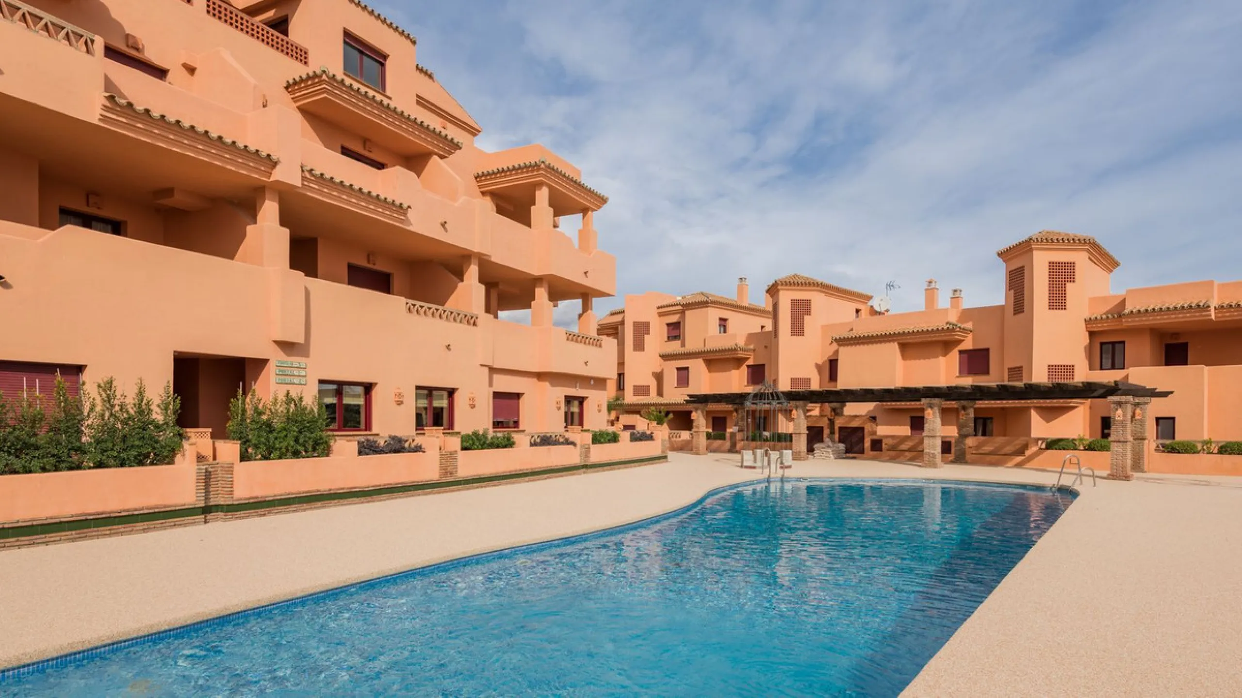 This fantastic 2 bed 2 bath apartment is fully furnished and tastefully decorated. A south-east facing private terrace overlooks the El Paraíso golf course, the La Concha mountain, and a communal swimming pool.