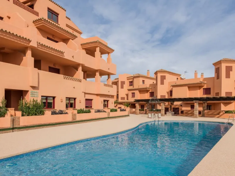 This fantastic 2 bed 2 bath apartment is fully furnished and tastefully decorated. A south-east facing private terrace overlooks the El Paraíso golf course, the La Concha mountain, and a communal swimming pool.