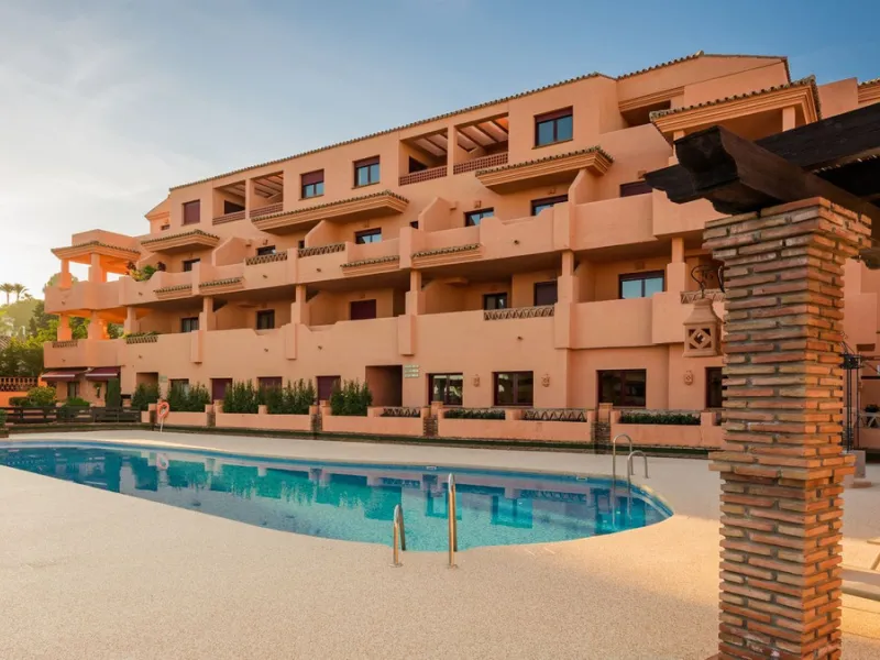 This fantastic 2 bed 2 bath apartment is fully furnished and tastefully decorated. A south-east facing private terrace overlooks the El Paraíso golf course, the La Concha mountain, and a communal swimming pool.