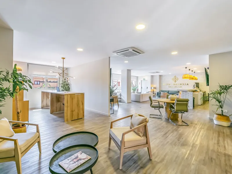 This fantastic 2 bed 2 bath apartment is fully furnished and tastefully decorated. A south-east facing private terrace overlooks the El Paraíso golf course, the La Concha mountain, and a communal swimming pool.