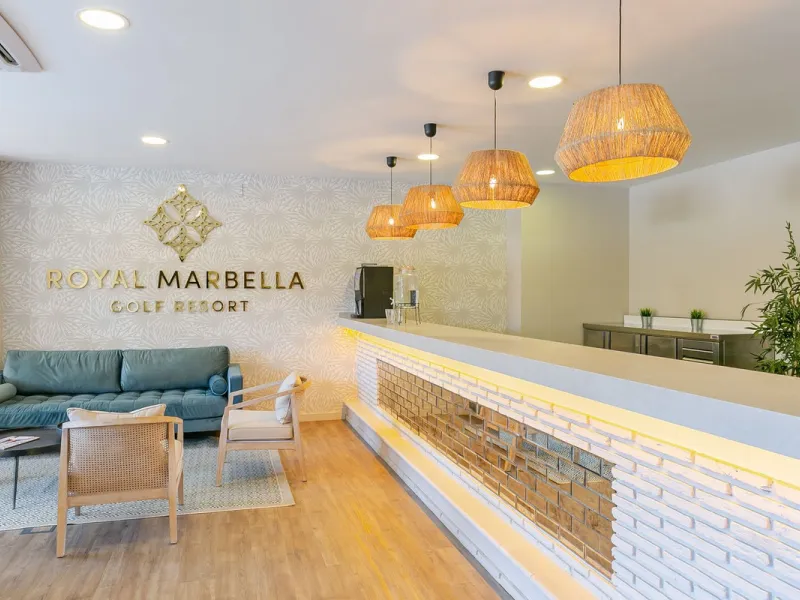 This fantastic 2 bed 2 bath apartment is fully furnished and tastefully decorated. A south-east facing private terrace overlooks the El Paraíso golf course, the La Concha mountain, and a communal swimming pool.