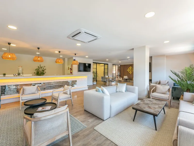 This fantastic 2 bed 2 bath apartment is fully furnished and tastefully decorated. A south-east facing private terrace overlooks the El Paraíso golf course, the La Concha mountain, and a communal swimming pool.