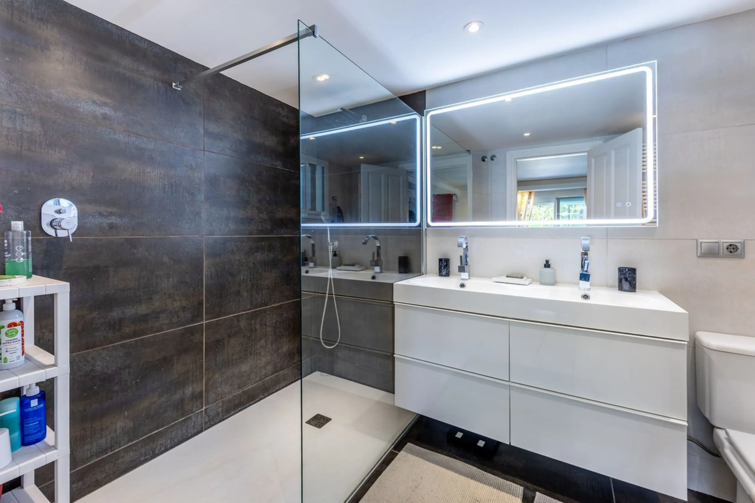 STUNNING SIX BEDROOM FULLY REFORMED AND UPGRADED VILLA.