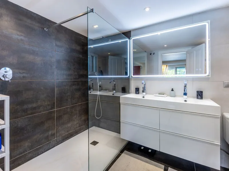 STUNNING SIX BEDROOM FULLY REFORMED AND UPGRADED VILLA.