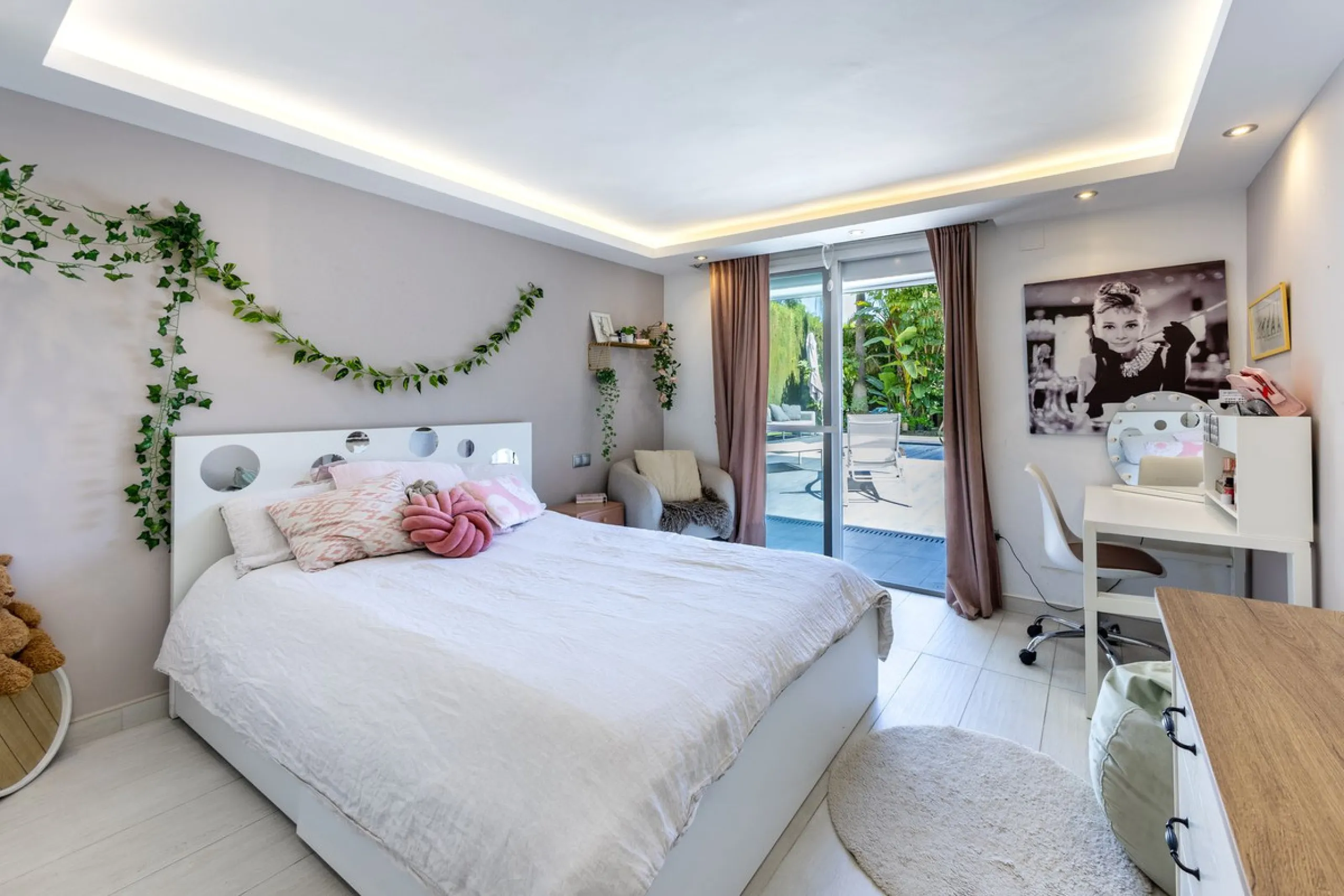STUNNING SIX BEDROOM FULLY REFORMED AND UPGRADED VILLA.