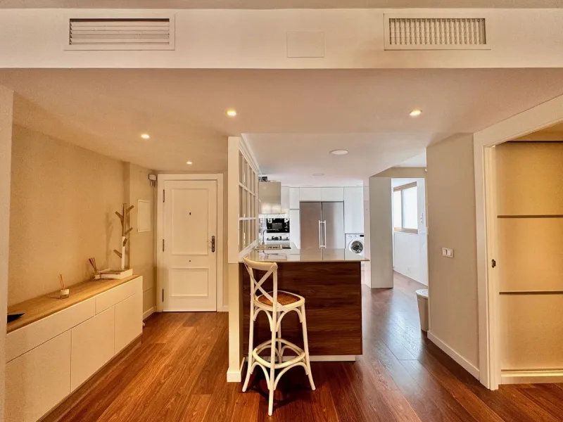 Spacious and beautifully completely renovated Apartment for Sale Next to the Clínico Hospital – Quiet Area with Excellent Connections