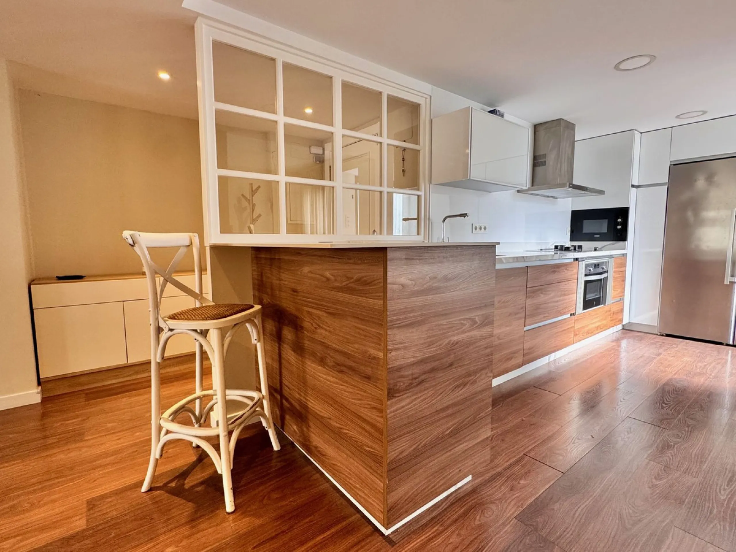 Spacious and beautifully completely renovated Apartment for Sale Next to the Clínico Hospital – Quiet Area with Excellent Connections