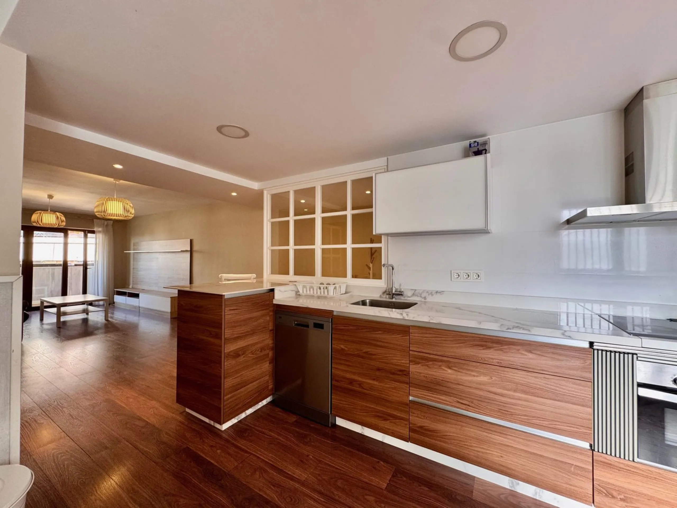 Spacious and beautifully completely renovated Apartment for Sale Next to the Clínico Hospital – Quiet Area with Excellent Connections