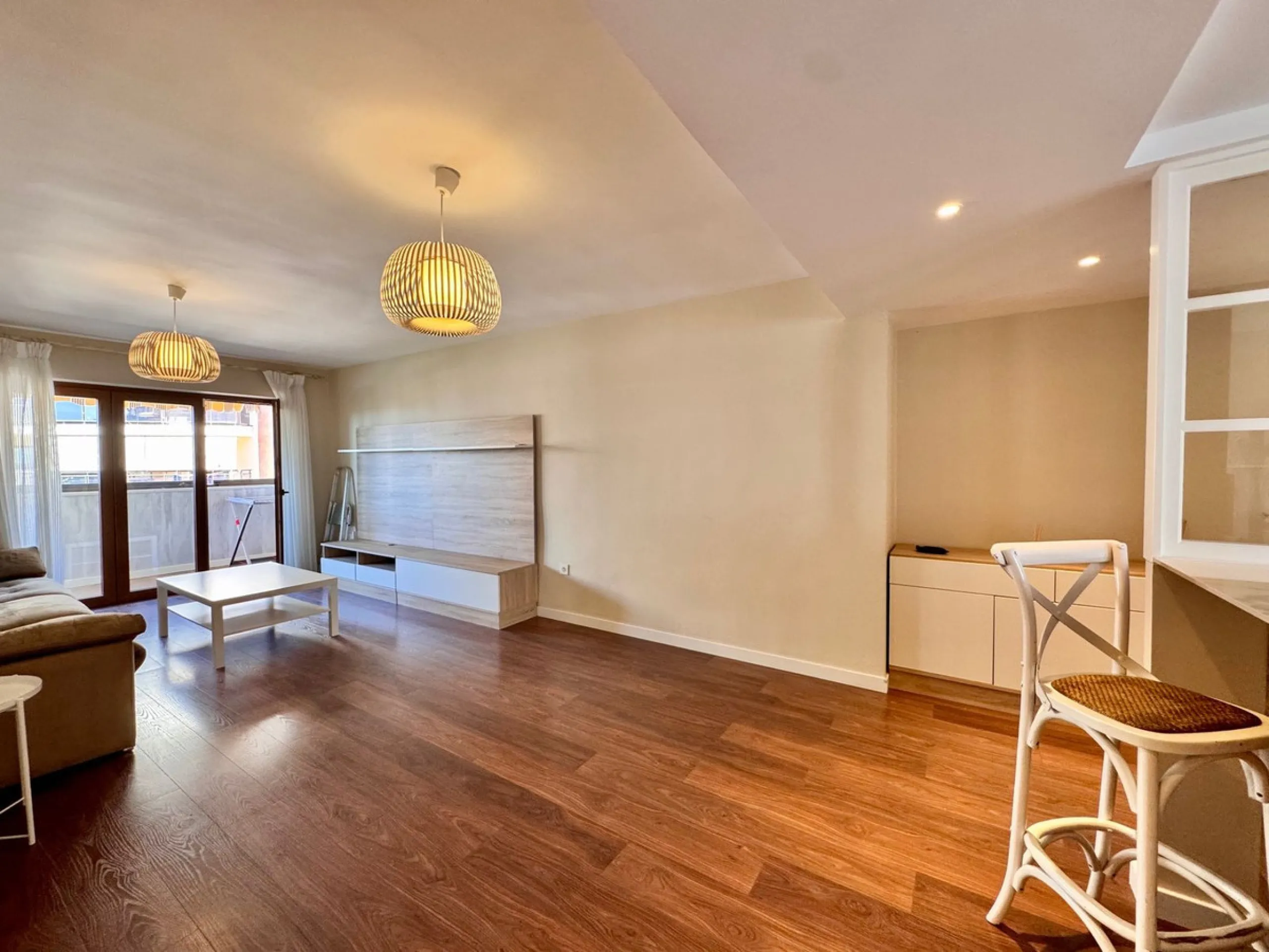 Spacious and beautifully completely renovated Apartment for Sale Next to the Clínico Hospital – Quiet Area with Excellent Connections